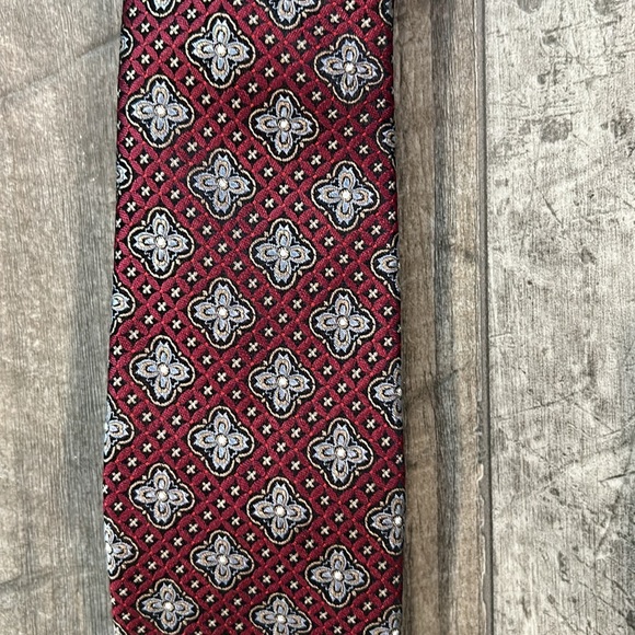 Jos A Bank men’s 100% neck tie red with a lovely cross like design 57”L x 3”W - Picture 2 of 11